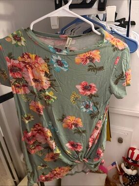 Pomelo Sage Green Floral Twist-Hem Short Sleeve Top